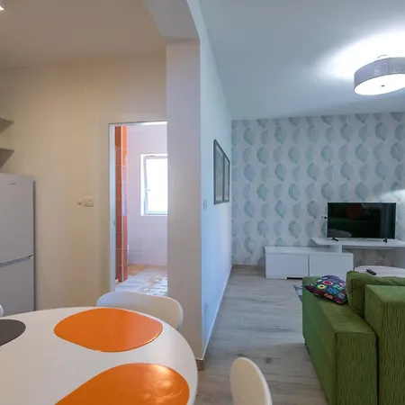Cozy In With Kitchen Apartment *